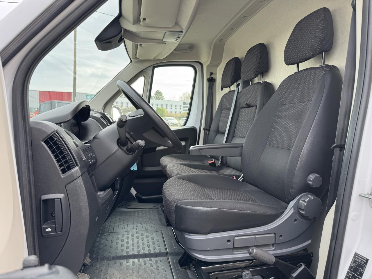 PEUGEOT boxer 330 L1H1 2.2 BLUEHDI S&S 140CH ASPHALT - Furgón: foto 4 PEUGEOT boxer 330 L1H1 2.2 BLUEHDI S&S 140CH ASPHALT - Furgón: foto 4