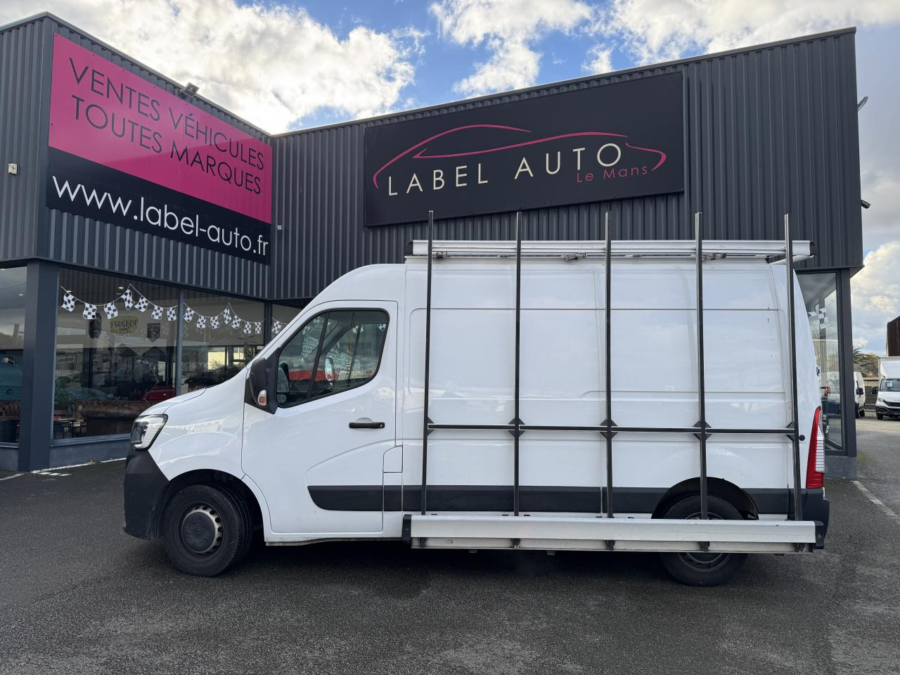 RENAULT Master Grand Confort F3300 L2H2 2.3 Blue dCi - 150 CH PORTE VERRE - Furgón: foto 1 RENAULT Master Grand Confort F3300 L2H2 2.3 Blue dCi - 150 CH PORTE VERRE - Furgón: foto 1