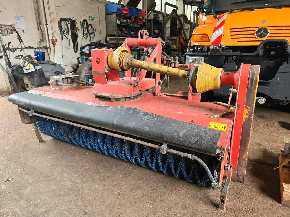 Dücker FKM 210 Kehrmaschine Straßenkehrmaschine Kehrbesen für Unimog 405 424 U 300 400 500 318 423 427 429 430 530 535 527 - Barredora cucharón: foto 4 Dücker FKM 210 Kehrmaschine Straßenkehrmaschine Kehrbesen für Unimog 405 424 U 300 400 500 318 423 427 429 430 530 535 527 - Barredora cucharón: foto 4