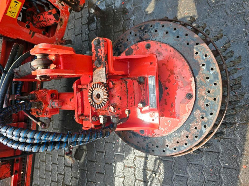 Dücker PFP 300 Pflasterputzer Wildkrautbürste Flächenbürste Wildkrautbürste für Mähausleger UNA 500 600 MKM FME FMK 500 600 700 Böschungsmäher Böschungsmulcher - Barredora cucharón: foto 2 Dücker PFP 300 Pflasterputzer Wildkrautbürste Flächenbürste Wildkrautbürste für Mähausleger UNA 500 600 MKM FME FMK 500 600 700 Böschungsmäher Böschungsmulcher - Barredora cucharón: foto 2
