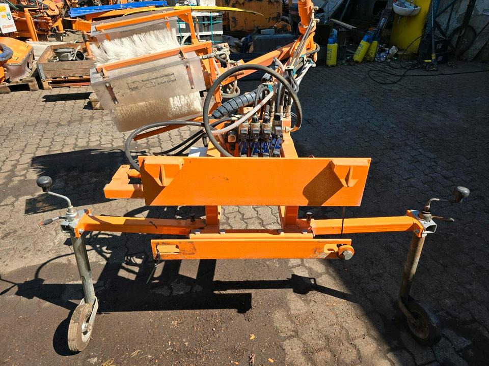 Leitpfostenwaschgerät WV 3-L für Unimog 405/10 405/12 U300 u400 300 500 318 218 423 430 530 Schmidt - Barredora cucharón para Camión: foto 2 Leitpfostenwaschgerät WV 3-L für Unimog 405/10 405/12 U300 u400 300 500 318 218 423 430 530 Schmidt - Barredora cucharón para Camión: foto 2
