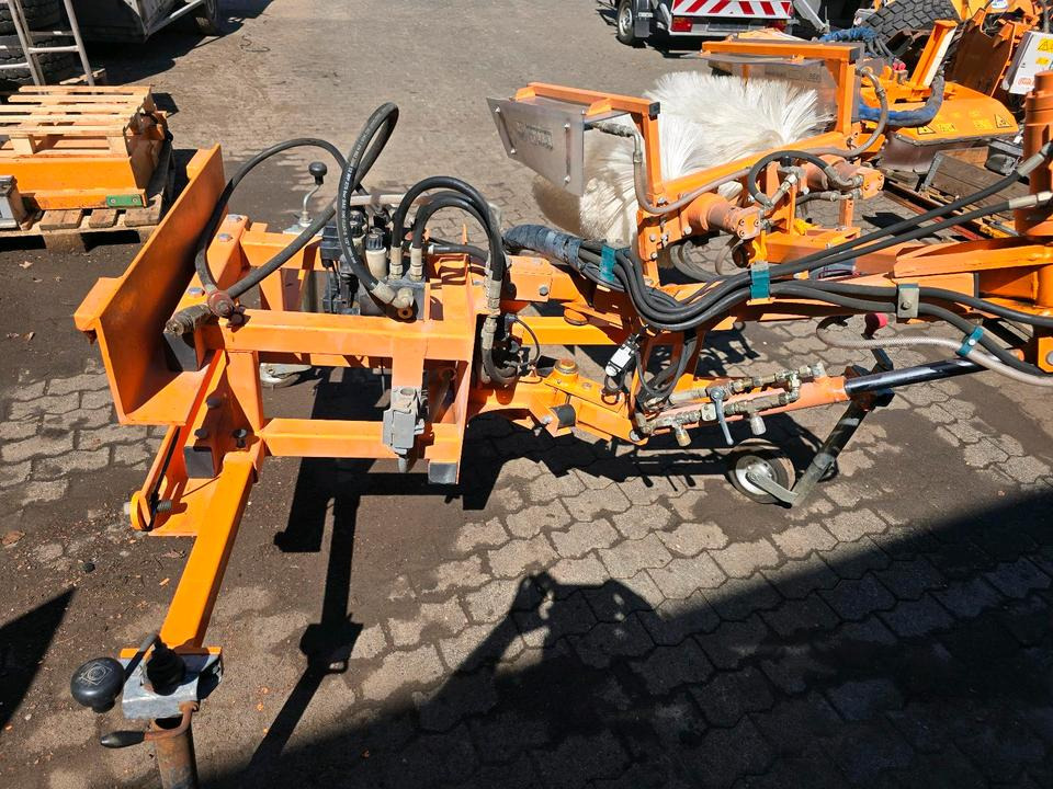 Leitpfostenwaschgerät WV 3-L für Unimog 405/10 405/12 U300 u400 300 500 318 218 423 430 530 Schmidt - Barredora cucharón para Camión: foto 3 Leitpfostenwaschgerät WV 3-L für Unimog 405/10 405/12 U300 u400 300 500 318 218 423 430 530 Schmidt - Barredora cucharón para Camión: foto 3