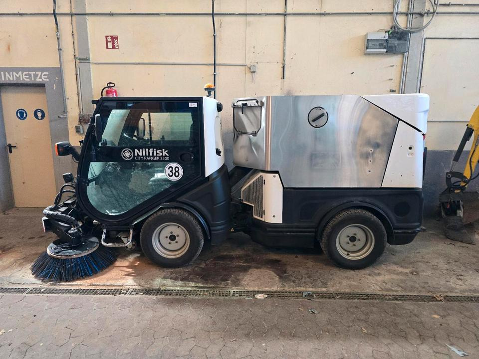 Nilfisk City Ranger 3500 Kehrmaschine Straßenkehrmaschine mit Schmidt Bediendisplay Hako Kehreinheit - Barredora vial: foto 3 Nilfisk City Ranger 3500 Kehrmaschine Straßenkehrmaschine mit Schmidt Bediendisplay Hako Kehreinheit - Barredora vial: foto 3