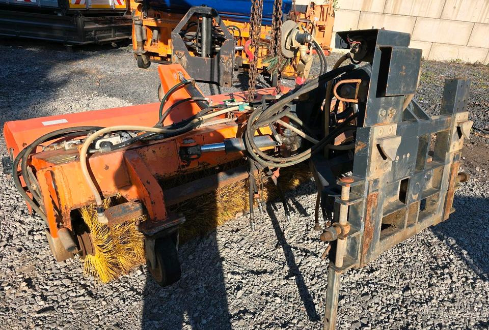 Tuchel CDCL Kehrmaschine Straßenkehrmaschine Kehrbesen für Unimog 405 424 U 300 400 500 318 423 427 429 430 530 535 527 Mercedes-Benz Dücker SBM - Barredora cucharón: foto 4 Tuchel CDCL Kehrmaschine Straßenkehrmaschine Kehrbesen für Unimog 405 424 U 300 400 500 318 423 427 429 430 530 535 527 Mercedes-Benz Dücker SBM - Barredora cucharón: foto 4