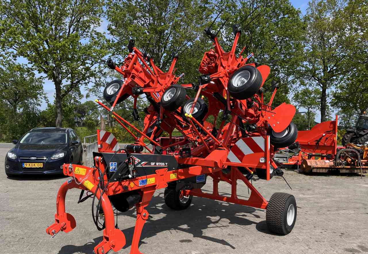 Kuhn GF8703T Schudder Tedder Kreiselheuer weidebouwmachines - Henificadora: foto 1 Kuhn GF8703T Schudder Tedder Kreiselheuer weidebouwmachines - Henificadora: foto 1
