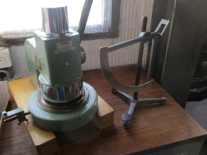 MECHANISCHE PAPIERWAAGE MIT HANDPROBE STANZE - Máquina de impresión: foto 4 MECHANISCHE PAPIERWAAGE MIT HANDPROBE STANZE - Máquina de impresión: foto 4
