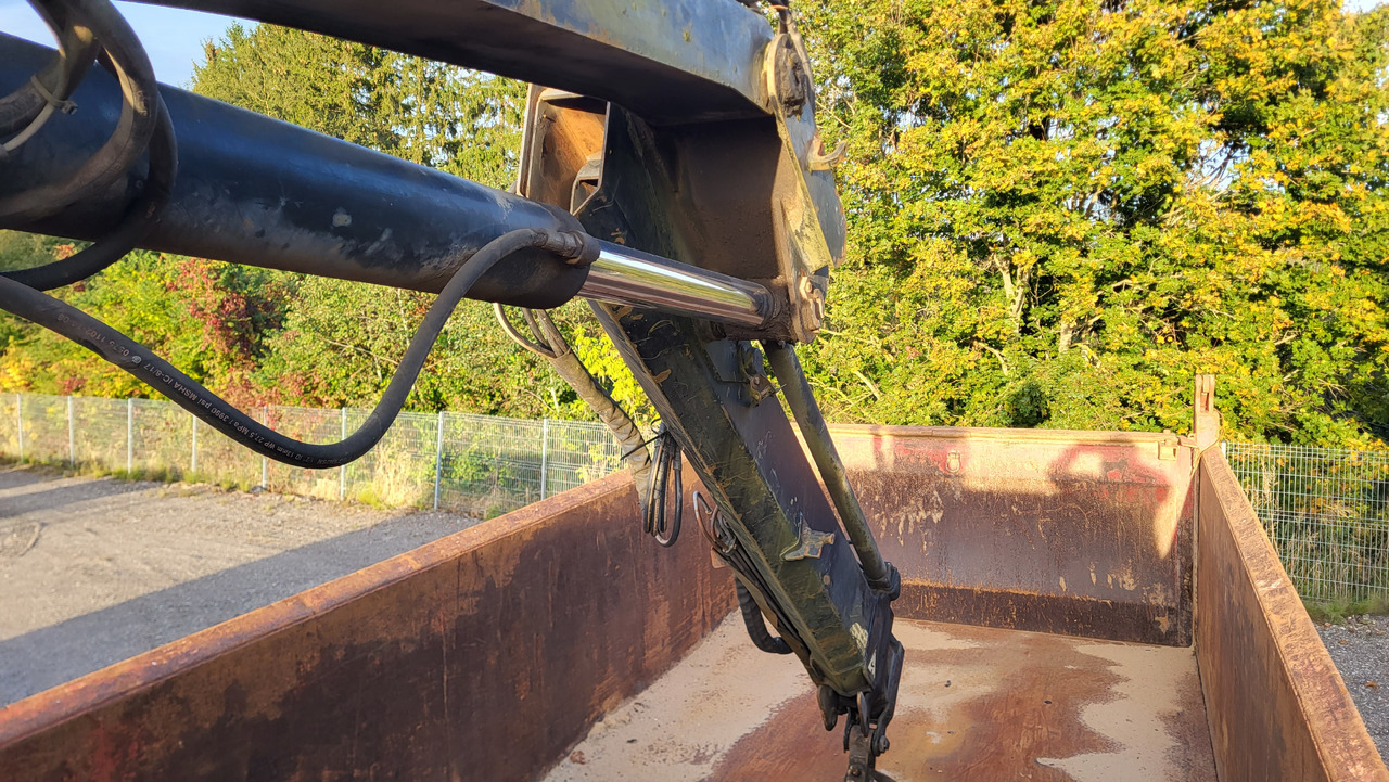 Camión volquete para transporte de materiales áridos MAN 33.414 6X6 HIAB 102 33.414: foto 25