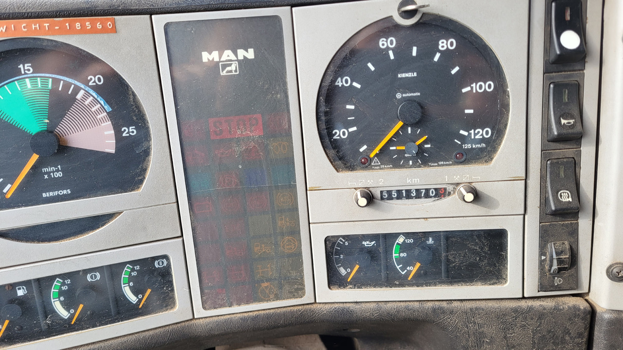 Camión volquete para transporte de materiales áridos MAN 33.414 6X6 HIAB 102 33.414: foto 35