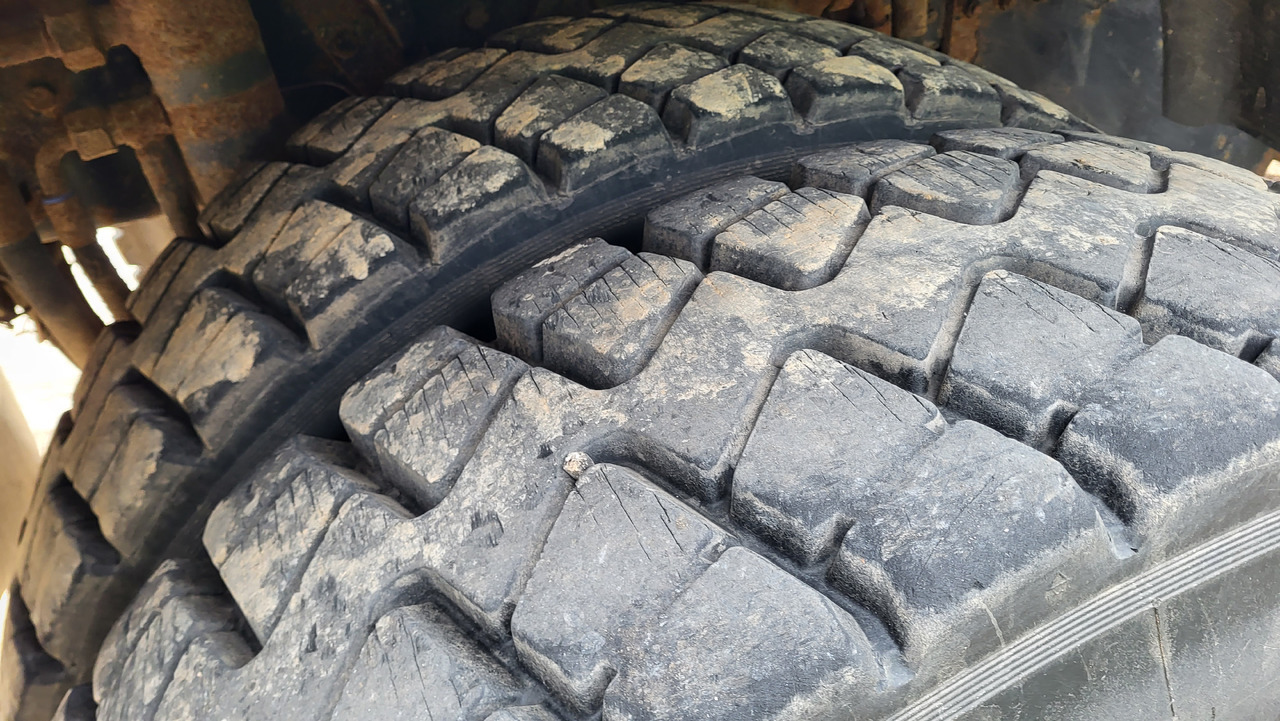 Camión volquete para transporte de materiales áridos MAN 33.414 6X6 HIAB 102 33.414: foto 21