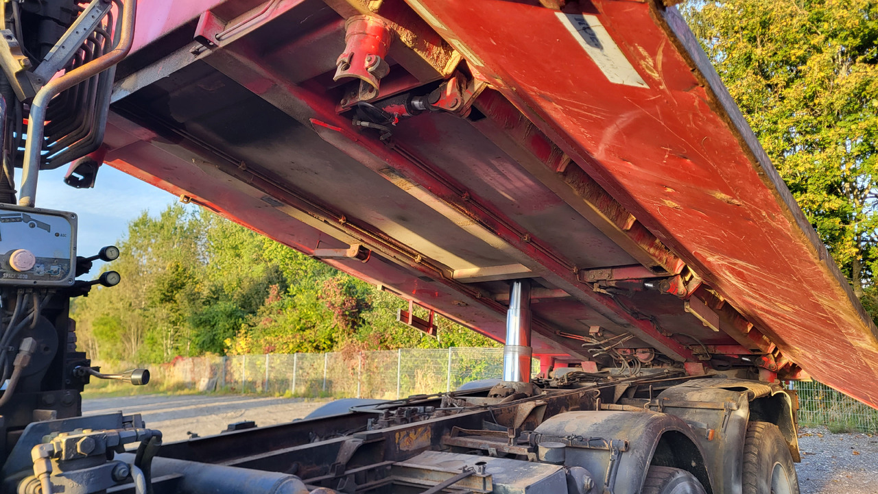 Camión volquete para transporte de materiales áridos MAN 33.414 6X6 HIAB 102 33.414: foto 12