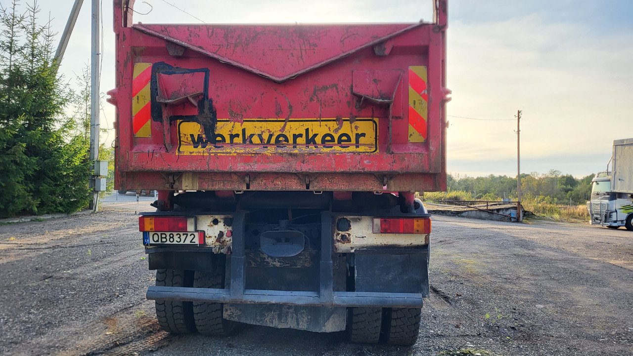 Camión volquete para transporte de materiales áridos MAN 33.414 6X6 HIAB 102 33.414: foto 15