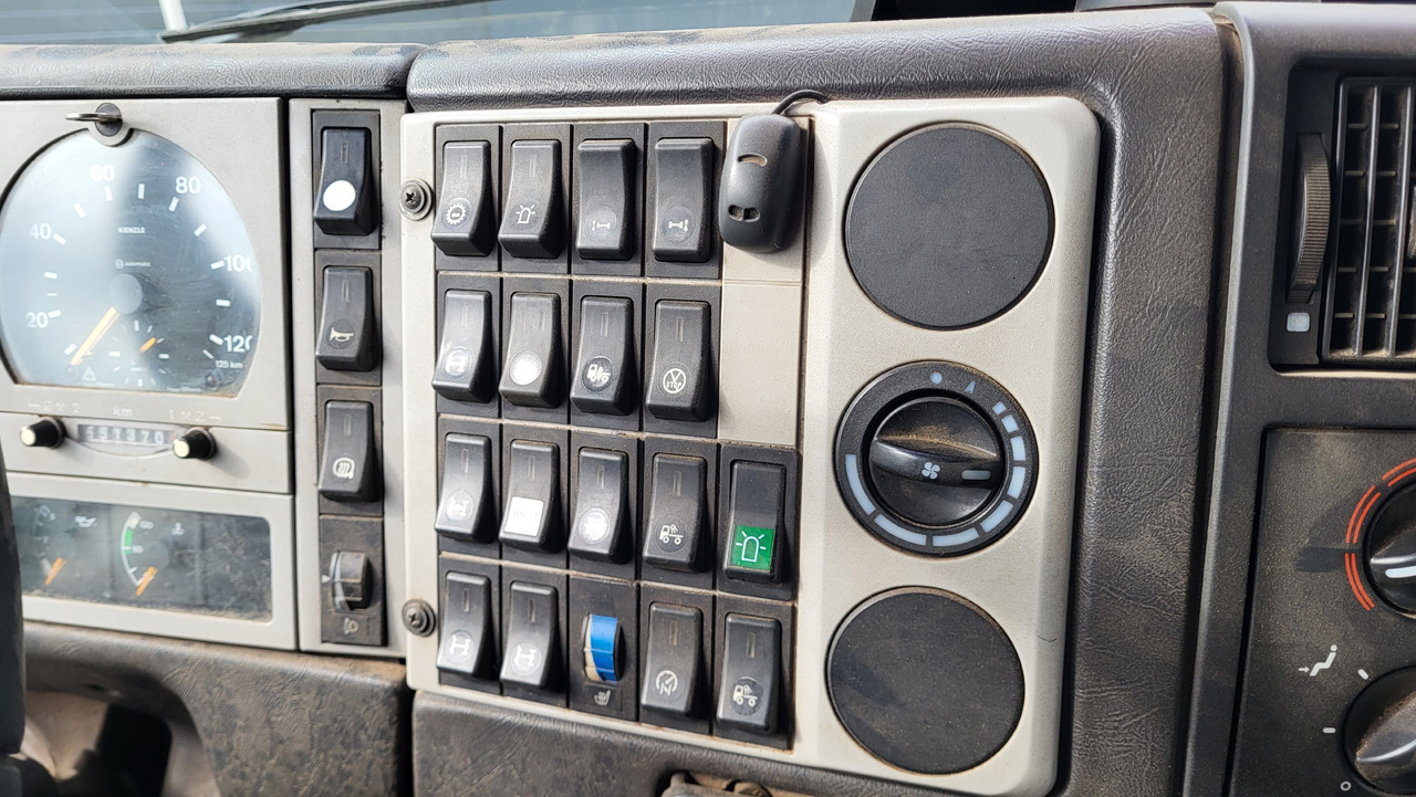 Camión volquete para transporte de materiales áridos MAN 33.414 6X6 HIAB 102 33.414: foto 33