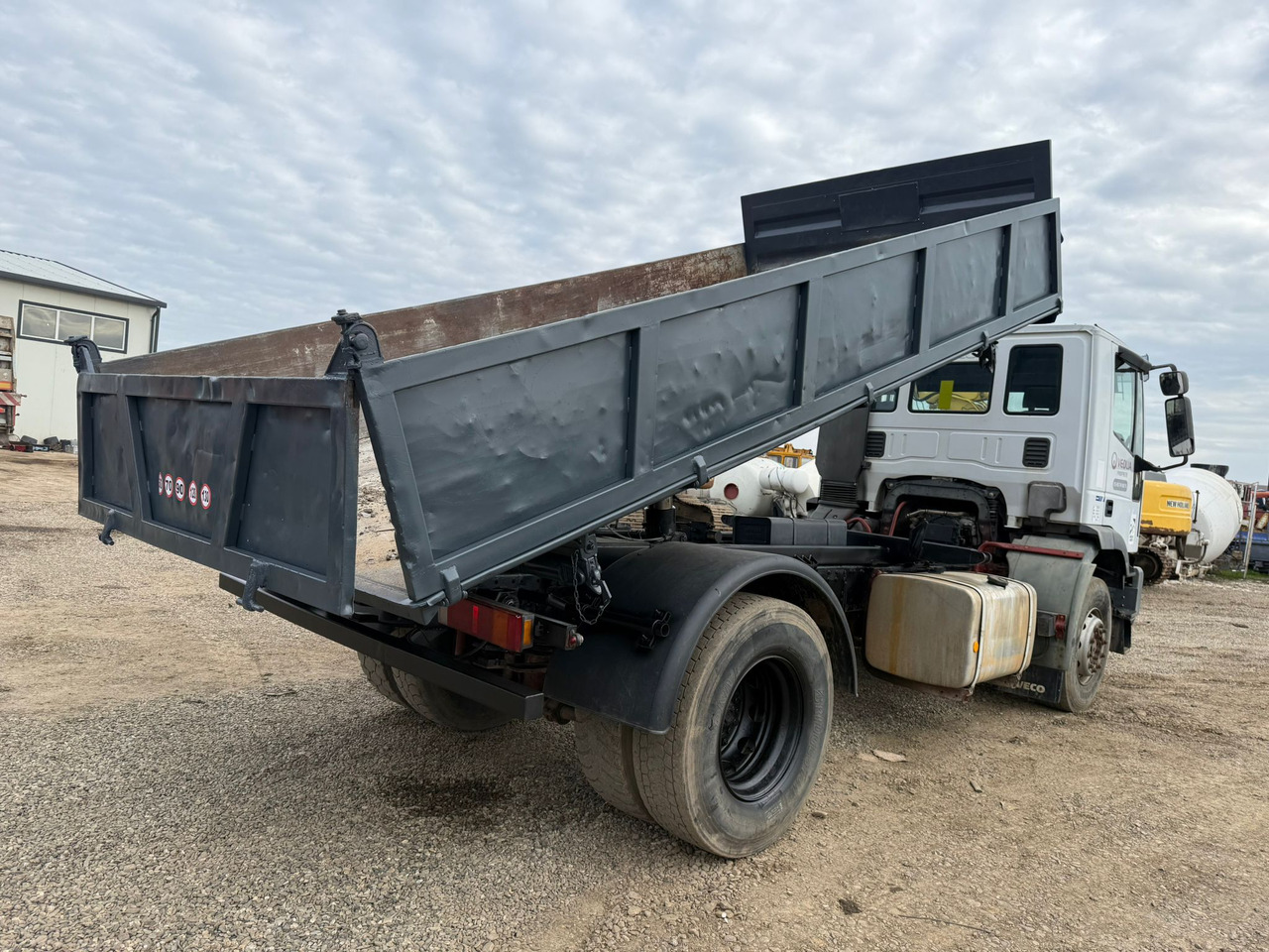 IVECO EUROTRAKKER TIPPER - Camión volquete: foto 3 IVECO EUROTRAKKER TIPPER - Camión volquete: foto 3