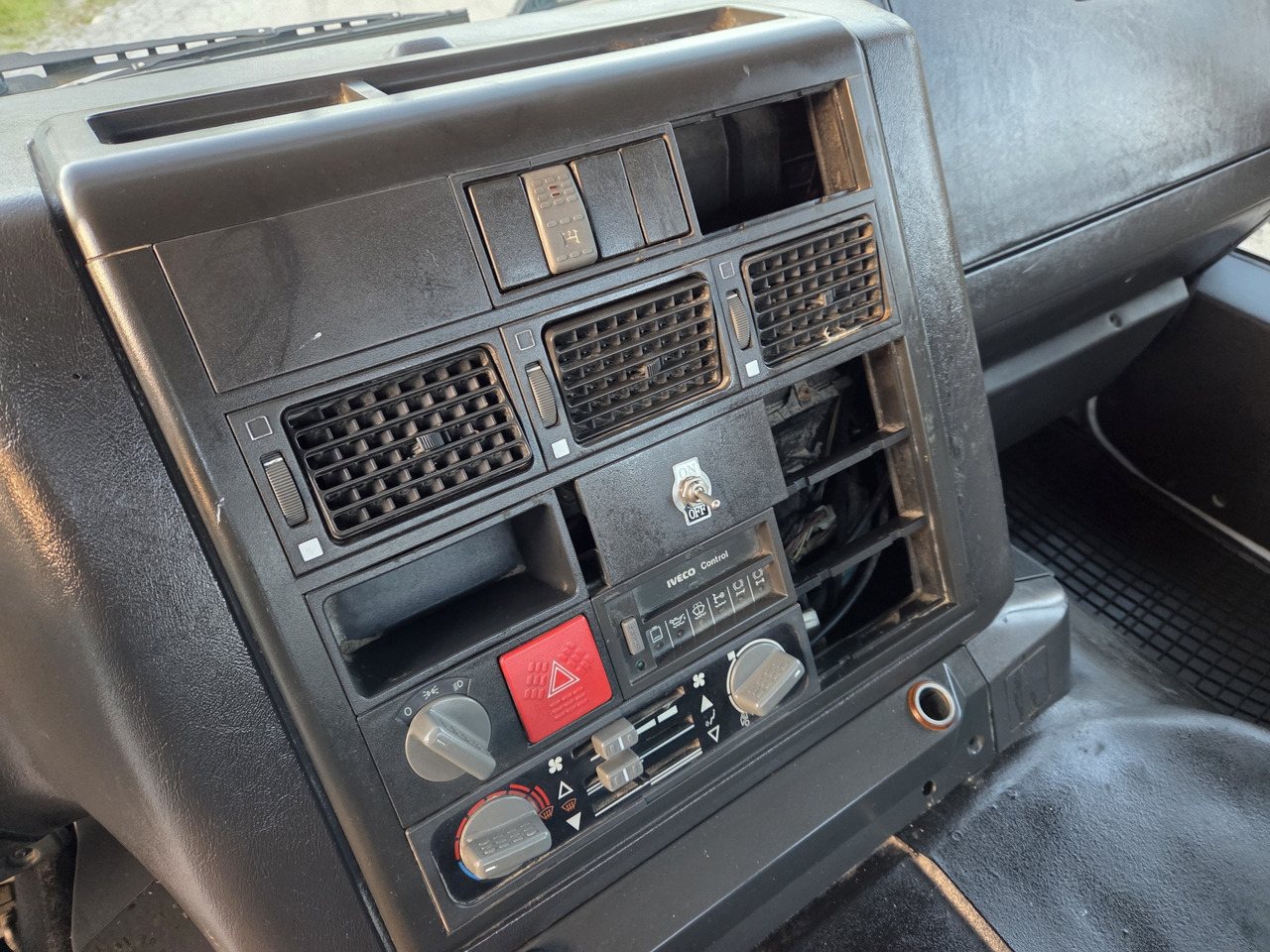 Camión hormigonera IVECO EURO TRAKKER MP340E35HB 8x4 MIX (chassis ): foto 11