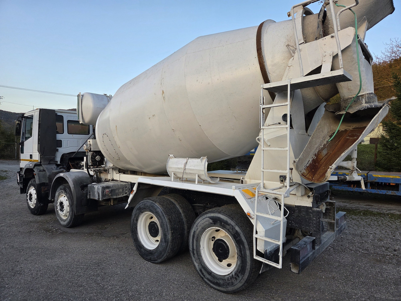 Camión hormigonera IVECO EURO TRAKKER MP340E35HB 8x4 MIX (chassis ): foto 6