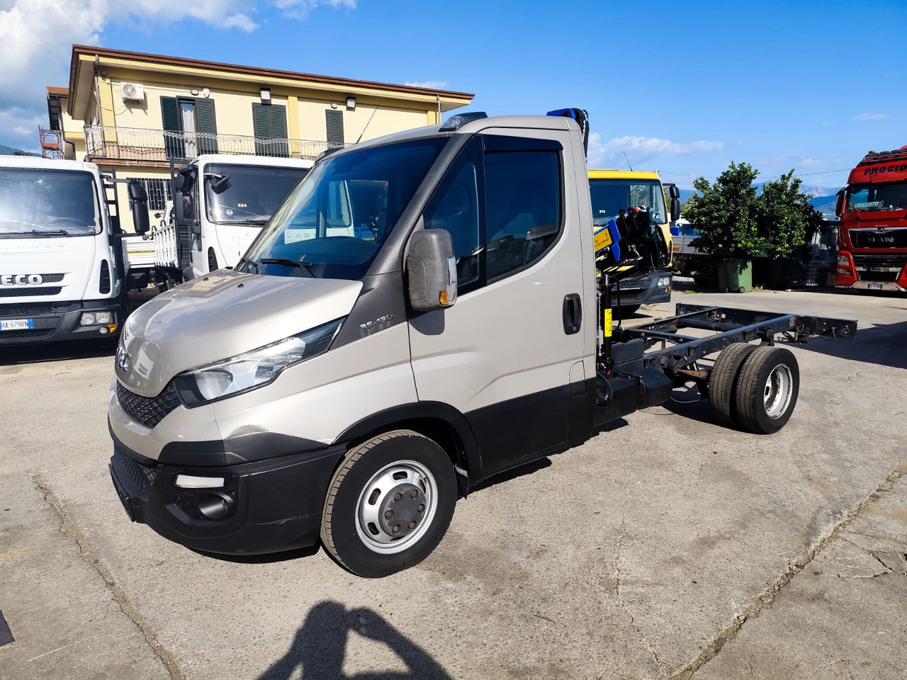 IVECO DAILY 35-130 - Furgoneta basculante: foto 1 IVECO DAILY 35-130 - Furgoneta basculante: foto 1