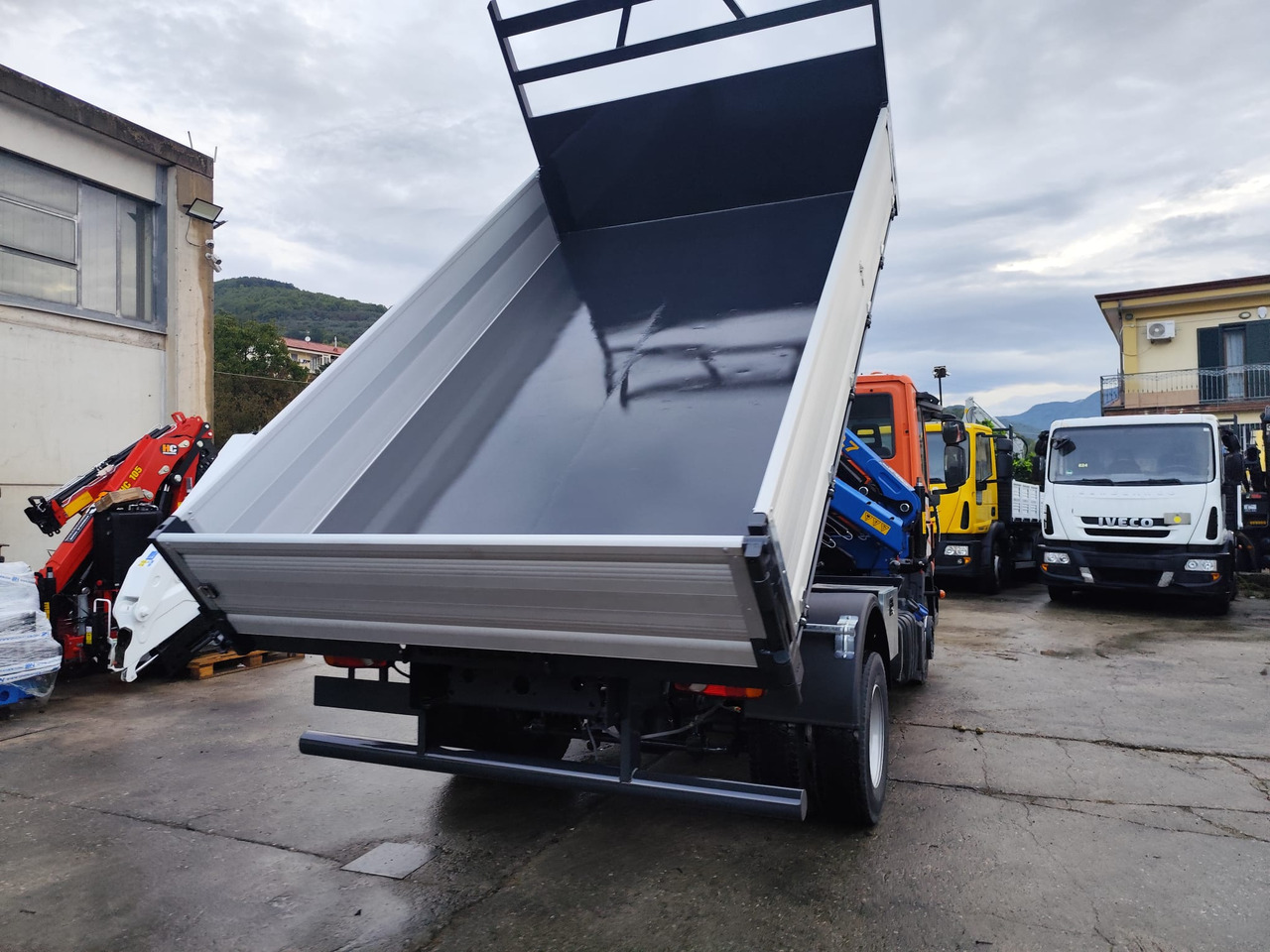 IVECO EUROCARGO 120-90L - Camión grúa, Camión volquete: foto 2 IVECO EUROCARGO 120-90L - Camión grúa, Camión volquete: foto 2