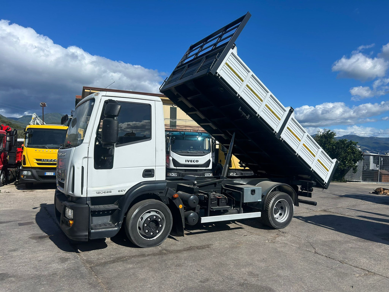 IVECO EUROCARGO 120E25 - Camión volquete: foto 3 IVECO EUROCARGO 120E25 - Camión volquete: foto 3