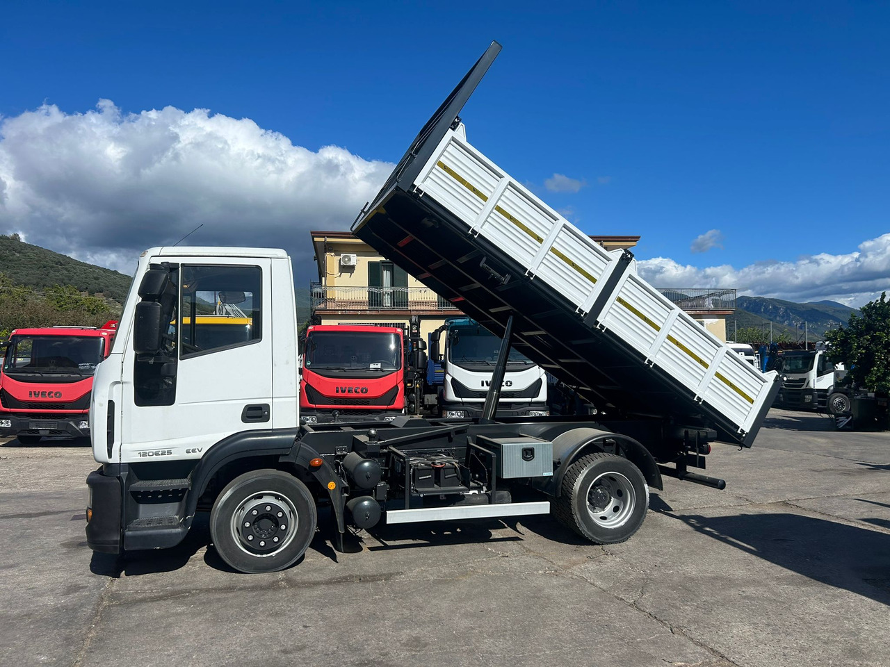 IVECO EUROCARGO 120E25 - Camión volquete: foto 2 IVECO EUROCARGO 120E25 - Camión volquete: foto 2
