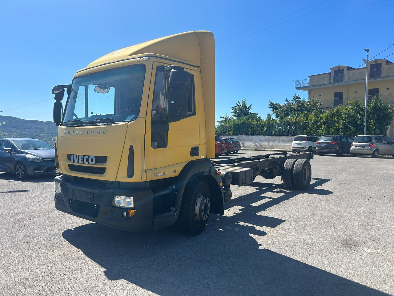 IVECO EUROCARGO 120E28P - Camión caja cerrada: foto 1 IVECO EUROCARGO 120E28P - Camión caja cerrada: foto 1