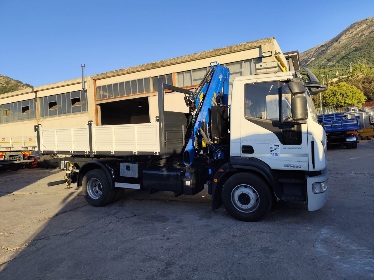 IVECO EUROCARGO 160-250 - Camión grúa: foto 5 IVECO EUROCARGO 160-250 - Camión grúa: foto 5