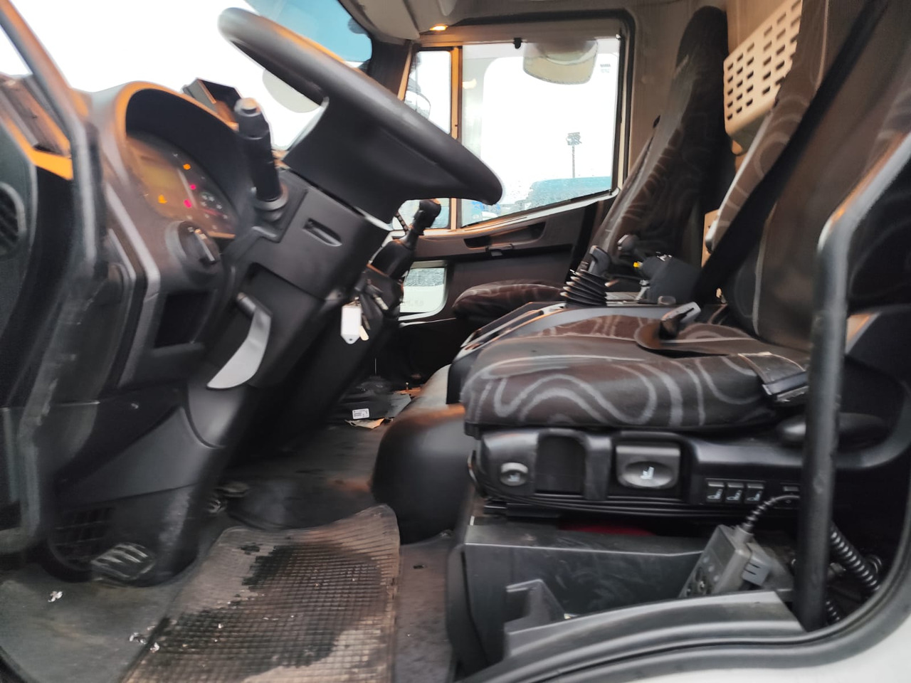 IVECO EUROCARGO 160-280 - Camión grúa: foto 4 IVECO EUROCARGO 160-280 - Camión grúa: foto 4