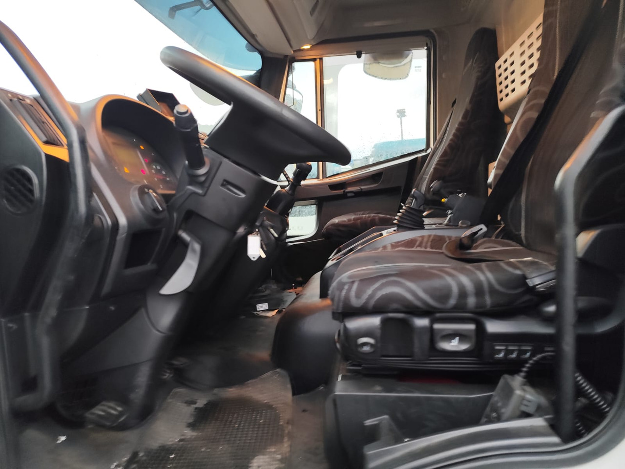 IVECO EUROCARGO 160-280 - Camión grúa: foto 5 IVECO EUROCARGO 160-280 - Camión grúa: foto 5