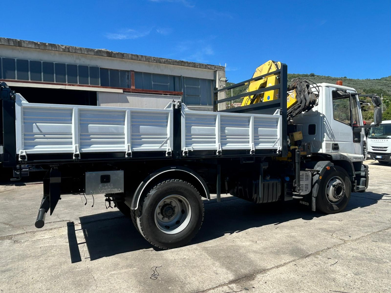IVECO EUROCARGO 160E28 - Camión grúa: foto 4 IVECO EUROCARGO 160E28 - Camión grúa: foto 4