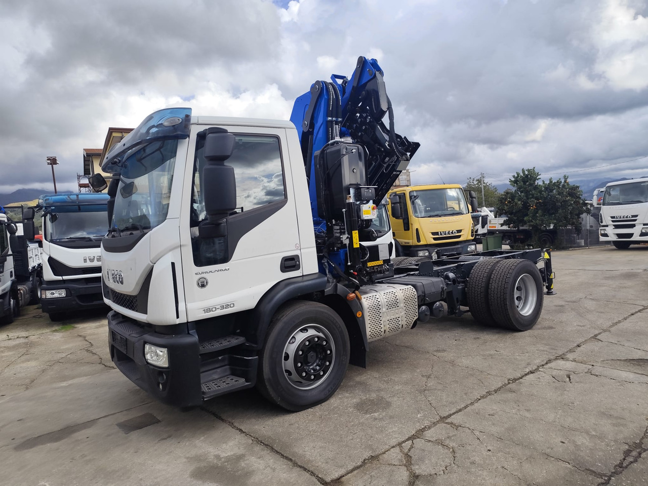 IVECO EUROCARGO 180-320 - Camión volquete, Camión grúa: foto 4 IVECO EUROCARGO 180-320 - Camión volquete, Camión grúa: foto 4