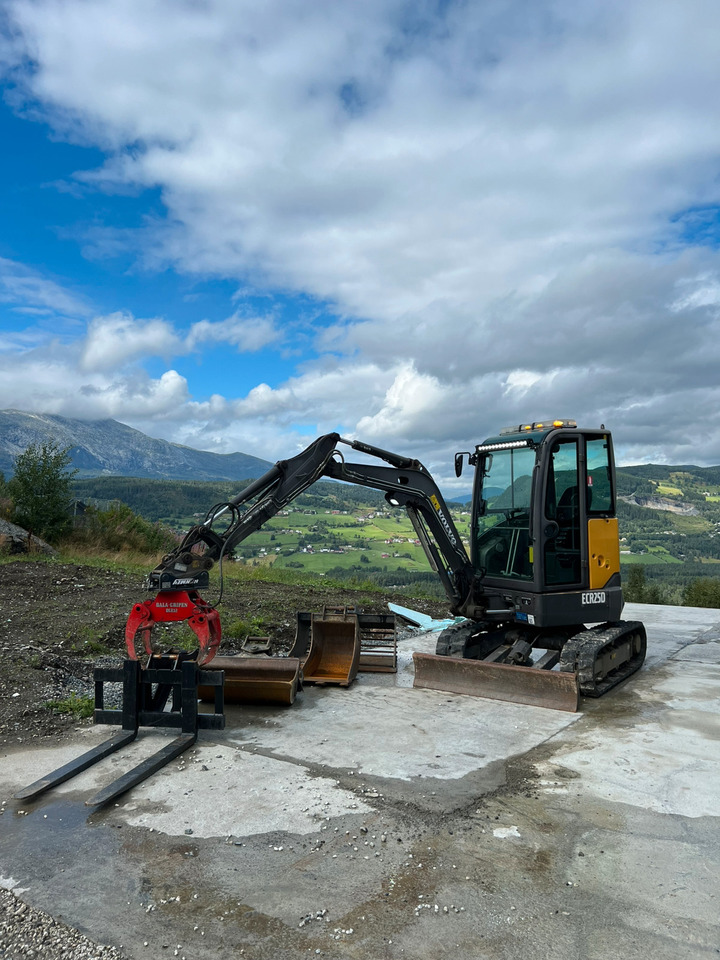 Volvo ECR25D - Excavadora: foto 1 Volvo ECR25D - Excavadora: foto 1