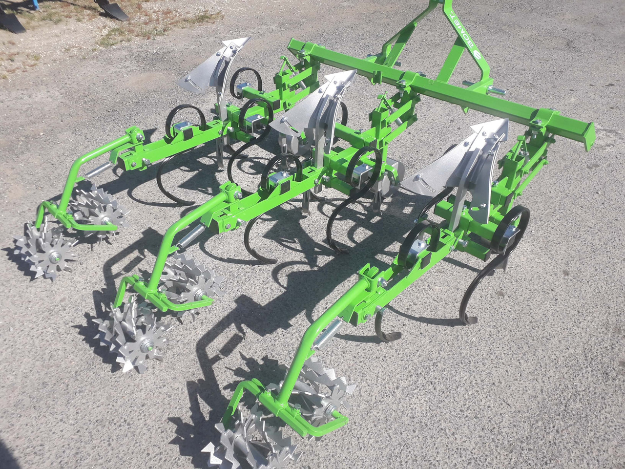 BOMET Bineuse Butteuse à rouleaux 2 rangs NORMA - Grada: foto 1 BOMET Bineuse Butteuse à rouleaux 2 rangs NORMA - Grada: foto 1