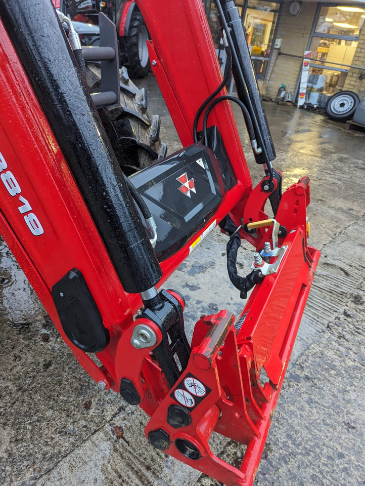 Tractor 2022 Massey Ferguson 5712M c/w Loader, As New: foto 7