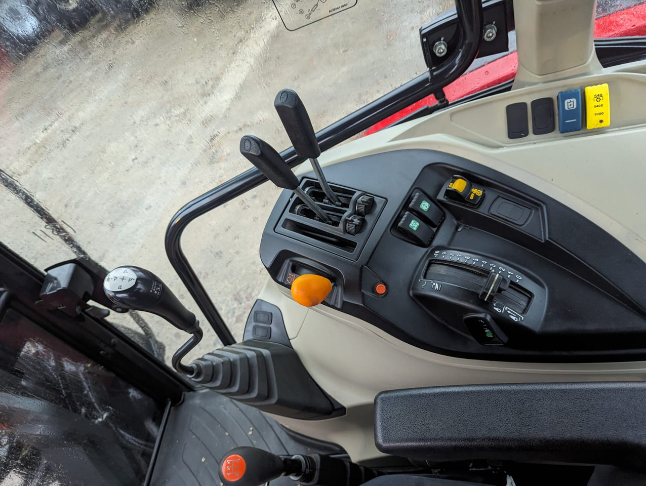 Tractor 2022 Massey Ferguson 5712M c/w Loader, As New: foto 6