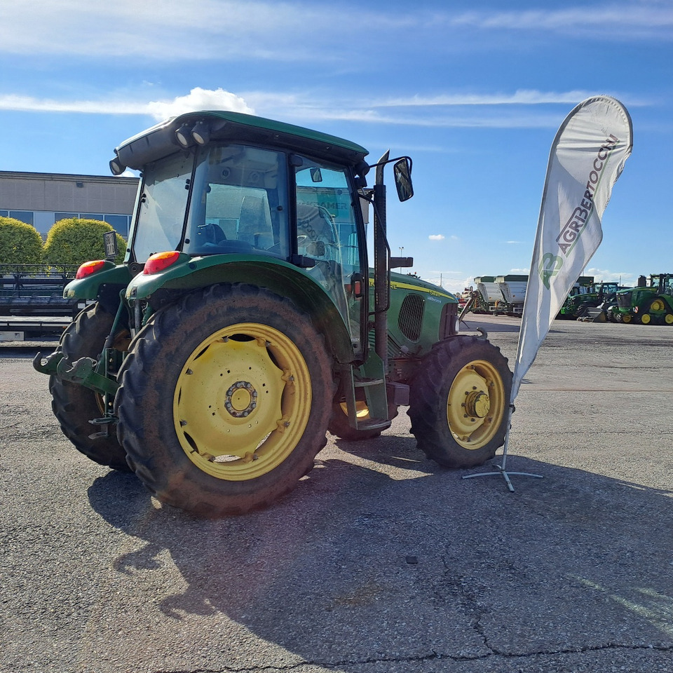 JOHN DEERE 5820 - Tractor: foto 2 JOHN DEERE 5820 - Tractor: foto 2