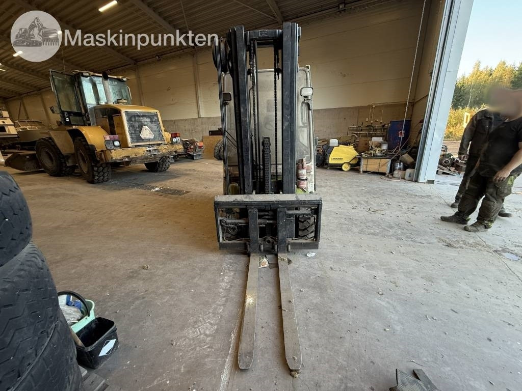 Clark CEM 25 - Carretilla elevadora diésel: foto 3 Clark CEM 25 - Carretilla elevadora diésel: foto 3