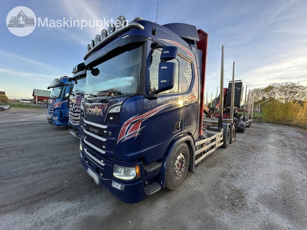Scania R 580 timmerbil med kran  - Camión forestal: foto 1 Scania R 580 timmerbil med kran  - Camión forestal: foto 1