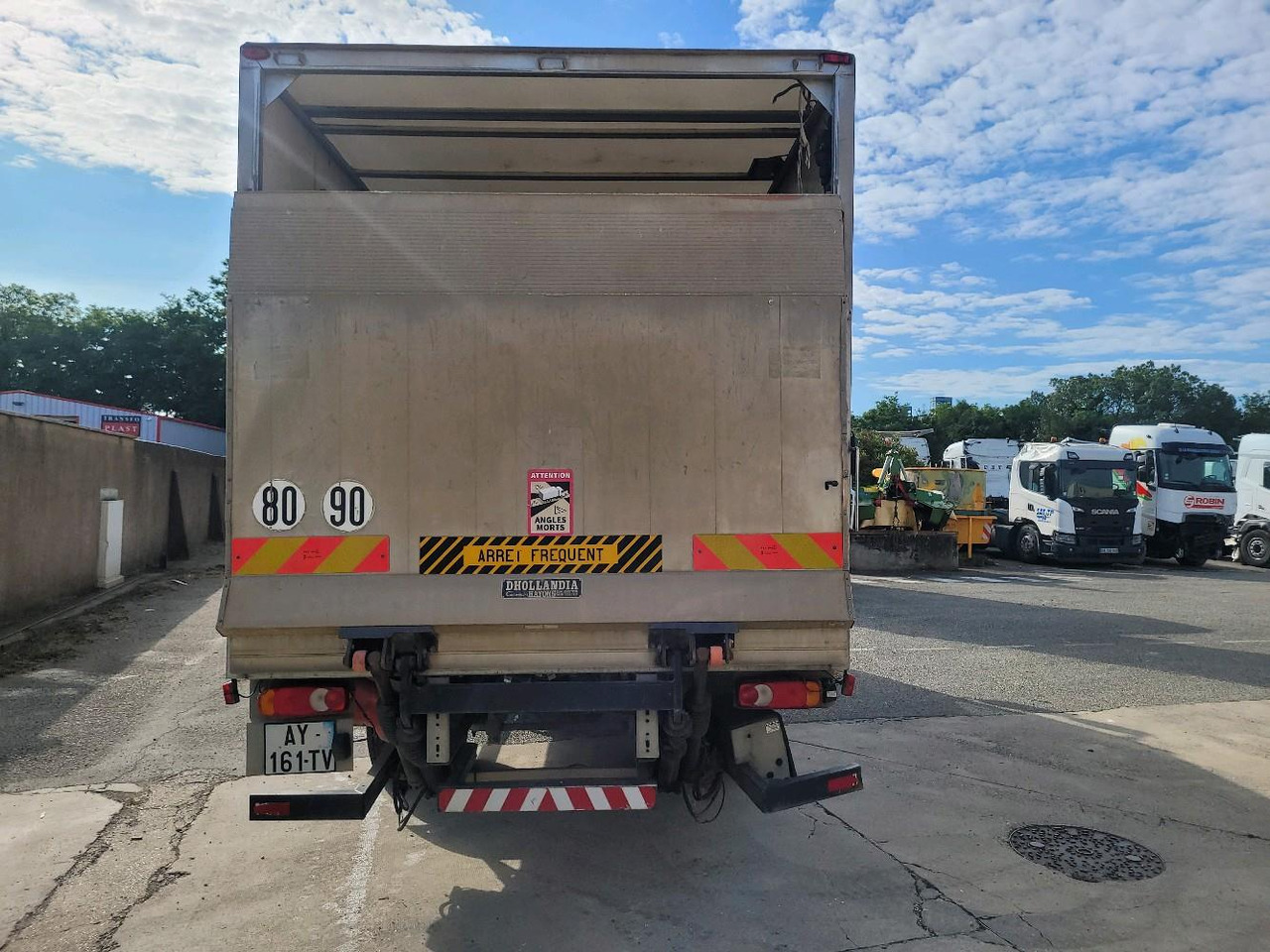 RENAULT MIDLUM 180 DXL - Camión caja cerrada: foto 5 RENAULT MIDLUM 180 DXL - Camión caja cerrada: foto 5