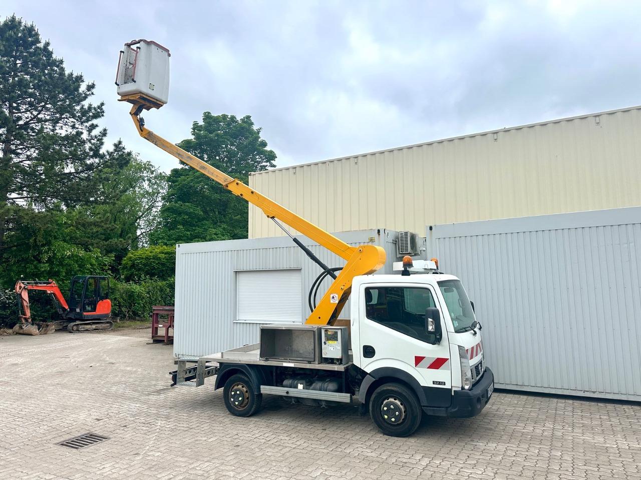 Nissan Cabstar mit Topy11 Arbeitsbühne / 11 Meter - Camión con plataforma elevadora: foto 1 Nissan Cabstar mit Topy11 Arbeitsbühne / 11 Meter - Camión con plataforma elevadora: foto 1