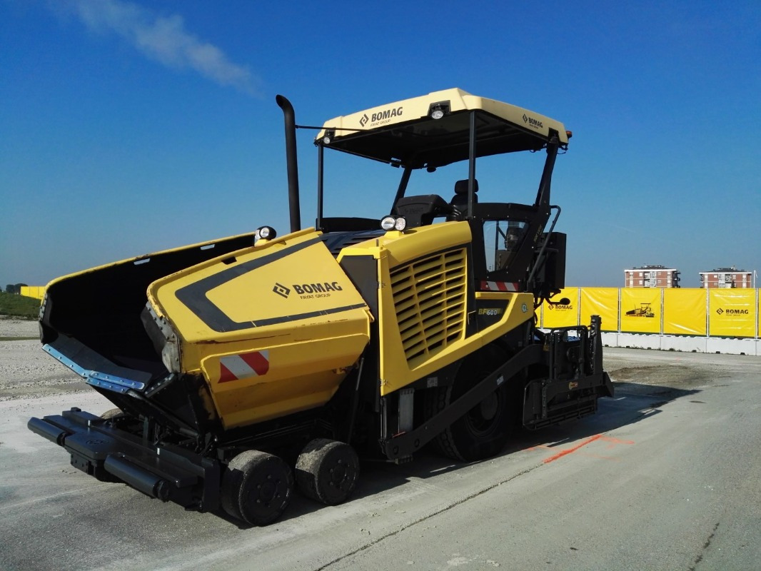BOMAG IT BF 600 P-2 S500 Stage IV/Tier 4f - Pavimentadora de asfalto: foto 1 BOMAG IT BF 600 P-2 S500 Stage IV/Tier 4f - Pavimentadora de asfalto: foto 1
