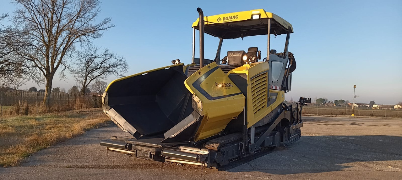 BOMAG IT BF 700 C-2 S500 Stage IV/Tier 4f - Pavimentadora de asfalto: foto 1 BOMAG IT BF 700 C-2 S500 Stage IV/Tier 4f - Pavimentadora de asfalto: foto 1