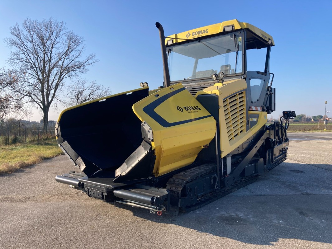 BOMAG IT BF 700 C-2 S500 Stage IV/Tier 4f - Pavimentadora de asfalto: foto 1 BOMAG IT BF 700 C-2 S500 Stage IV/Tier 4f - Pavimentadora de asfalto: foto 1