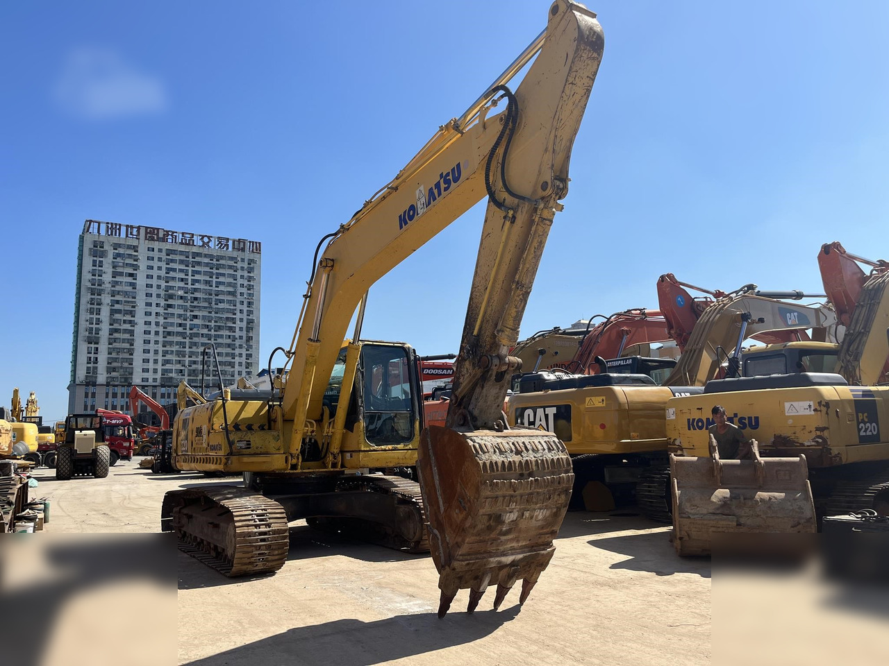 KOMATSU PC220-7 - Excavadora de cadenas: foto 1 KOMATSU PC220-7 - Excavadora de cadenas: foto 1