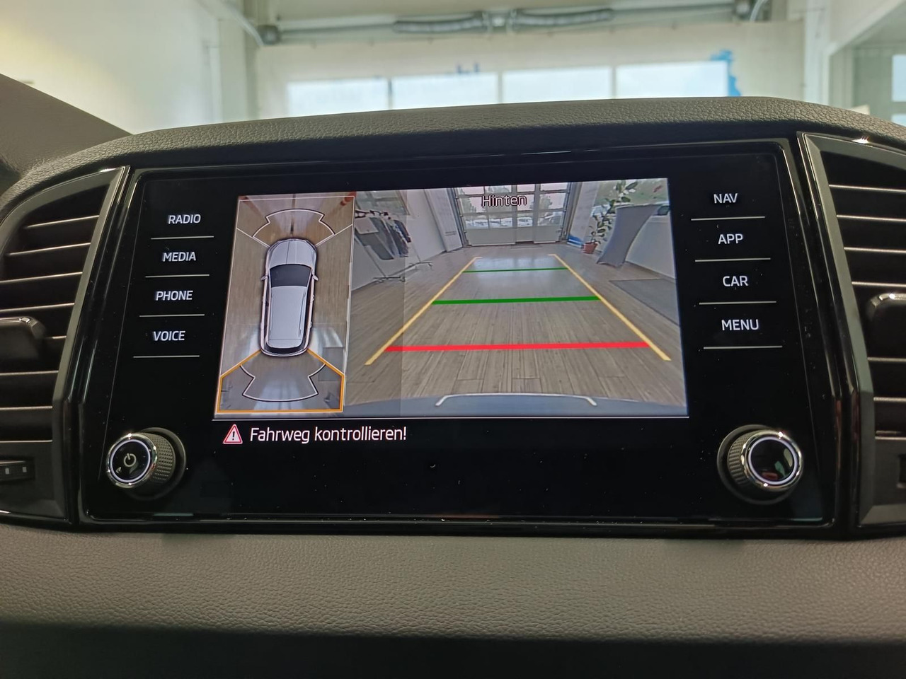 SUV/ Todoterreno Skoda Karoq Sportline 1,5 TSI DSG*AHK*PSD*STD.HZG*NAVI: foto 15