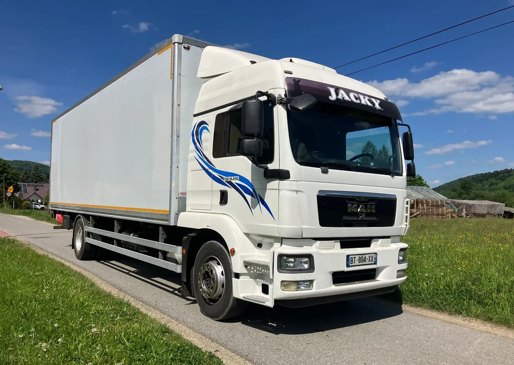 MAN MAN TGM 18.290 KURIERKA KONTENER 20 PALET SYPIALKA - Camión caja cerrada: foto 2 MAN MAN TGM 18.290 KURIERKA KONTENER 20 PALET SYPIALKA - Camión caja cerrada: foto 2