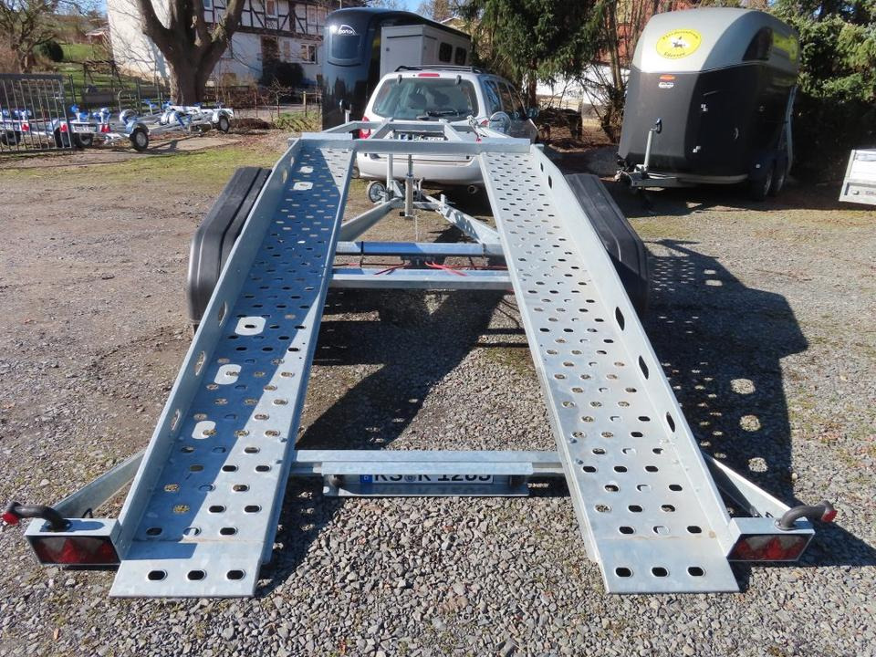 Böckmann, Autotransporter, 2,7 to. kippbar, 100 km, PKW Anhänger - Remolque portavehículos: foto 2 Böckmann, Autotransporter, 2,7 to. kippbar, 100 km, PKW Anhänger - Remolque portavehículos: foto 2