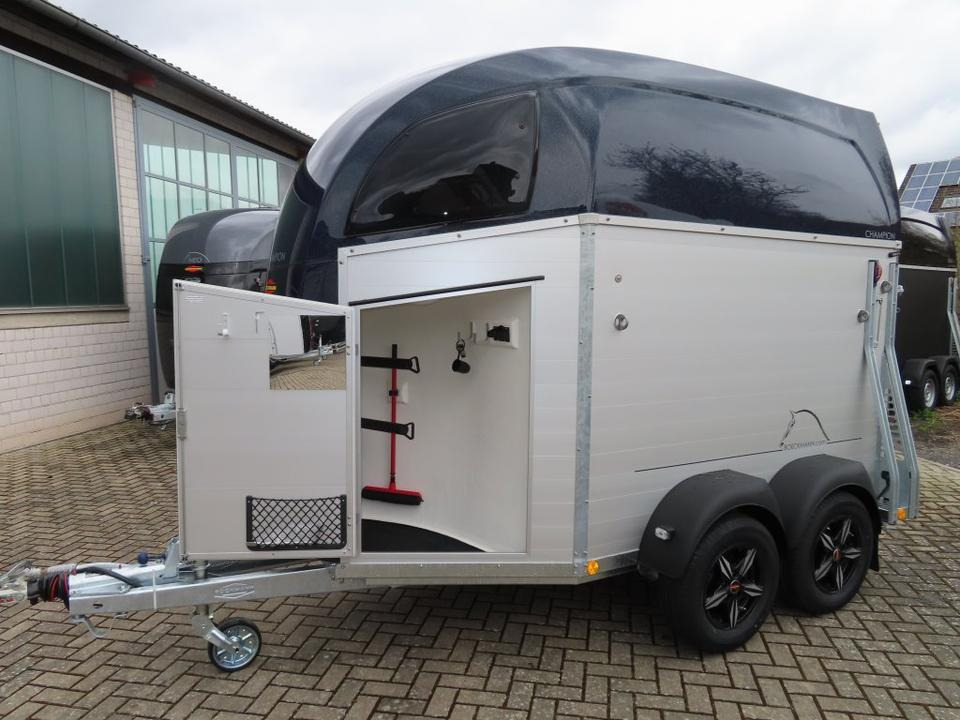 Böckmann Pferdeanhänger Champion R Flügeltür Saka. 100km/h - Remolque para caballos: foto 4 Böckmann Pferdeanhänger Champion R Flügeltür Saka. 100km/h - Remolque para caballos: foto 4