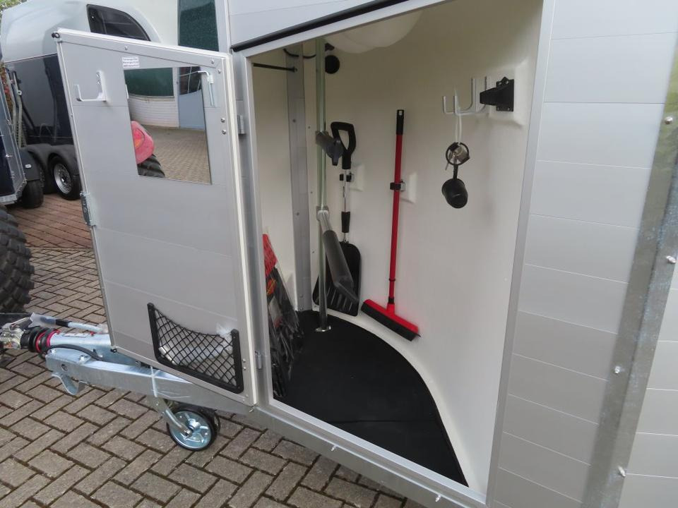 Böckmann Pferdeanhänger Champion R Flügeltür Saka. 100km/h - Remolque para caballos: foto 4 Böckmann Pferdeanhänger Champion R Flügeltür Saka. 100km/h - Remolque para caballos: foto 4