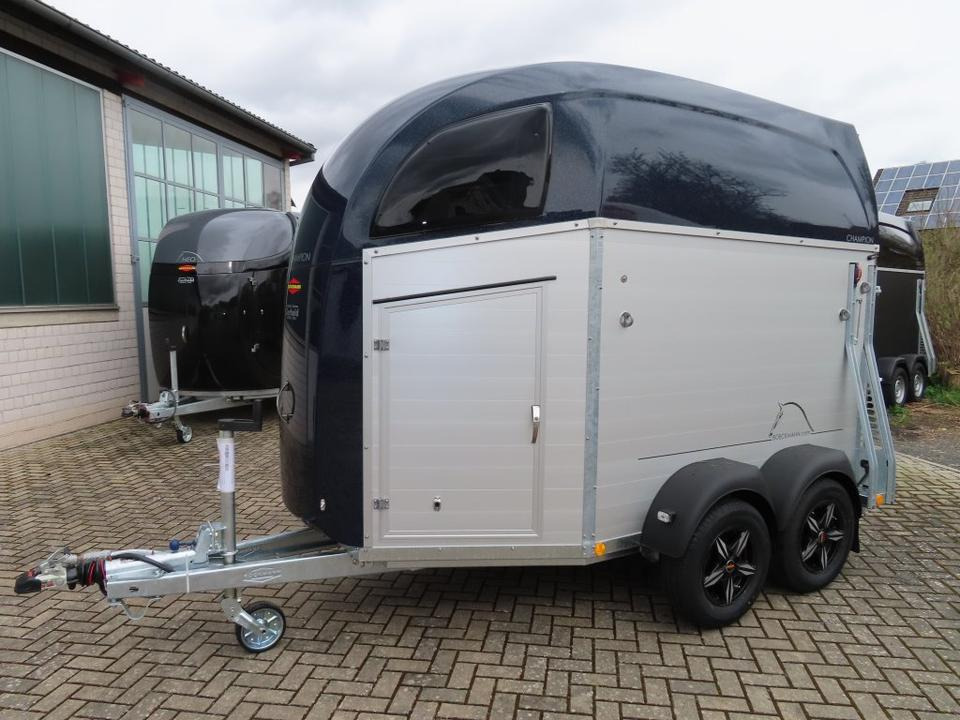 Böckmann Pferdeanhänger Champion R Flügeltür Saka. 100km/h - Remolque para caballos: foto 2 Böckmann Pferdeanhänger Champion R Flügeltür Saka. 100km/h - Remolque para caballos: foto 2