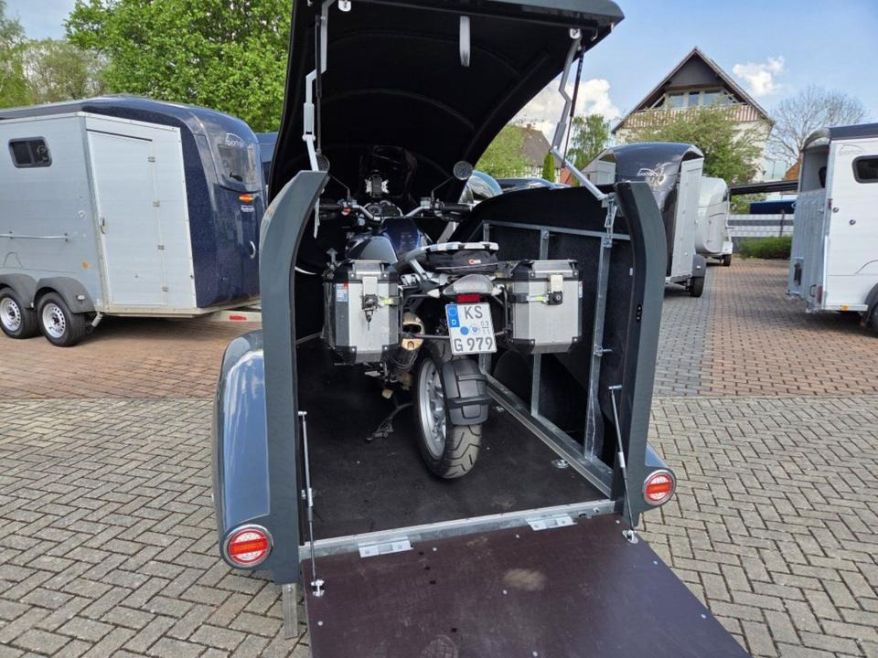 PKW Anhänger geschlossen Motorrad Mieten Leihen 1000kg 100km/h - Remolque para moto: foto 1 PKW Anhänger geschlossen Motorrad Mieten Leihen 1000kg 100km/h - Remolque para moto: foto 1