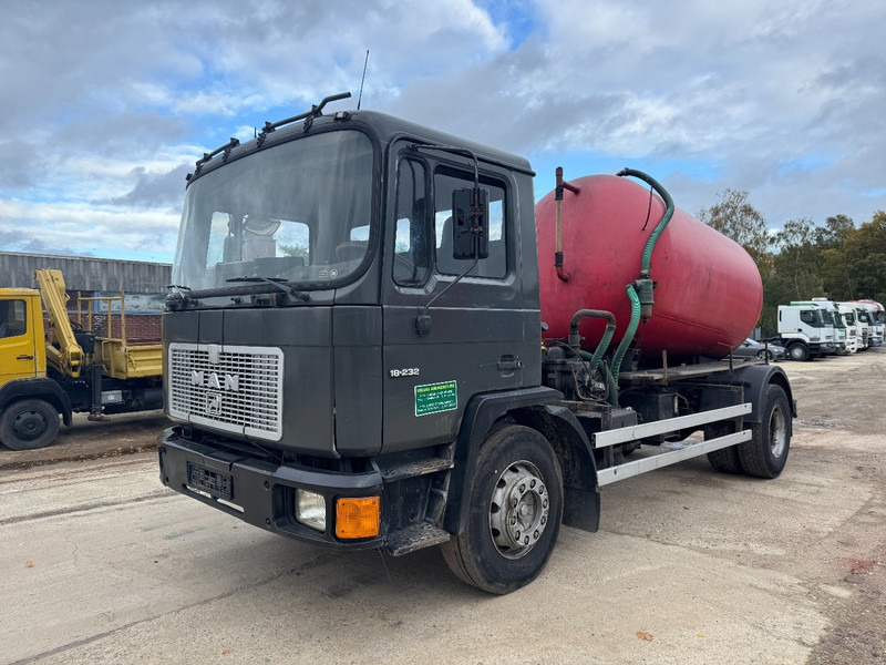 MAN 18.232 (8000 L / 6 CYLINDER WITH MANUAL PUMP / STEEL SUSPENSION) - Limpieza de alcantarillado: foto 1 MAN 18.232 (8000 L / 6 CYLINDER WITH MANUAL PUMP / STEEL SUSPENSION) - Limpieza de alcantarillado: foto 1